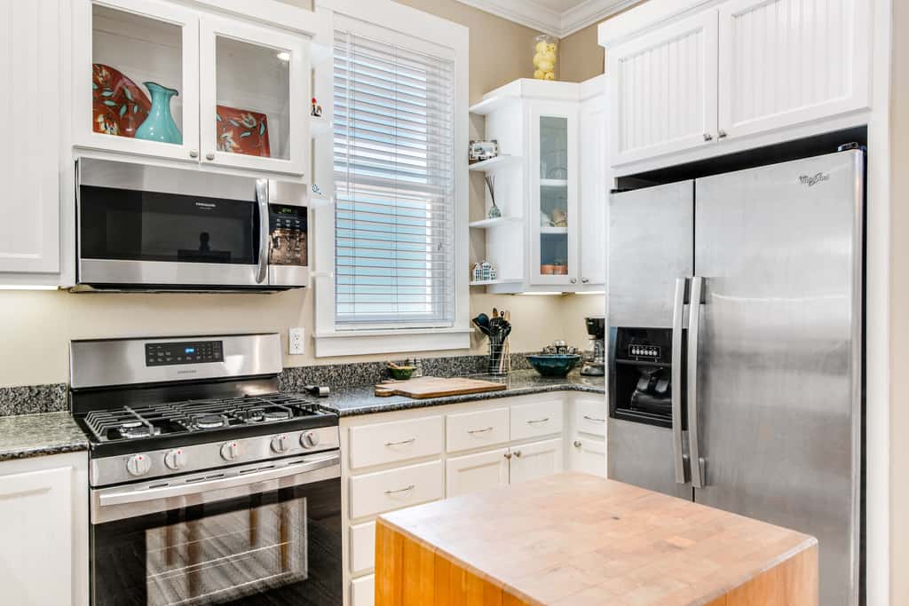 Beautiful, dog-friendly home with shared pools & complimentary beach chairs