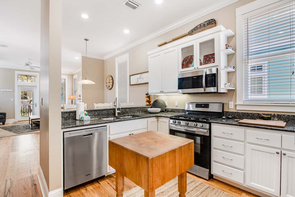 Beautiful, dog-friendly home with shared pools & complimentary beach chairs