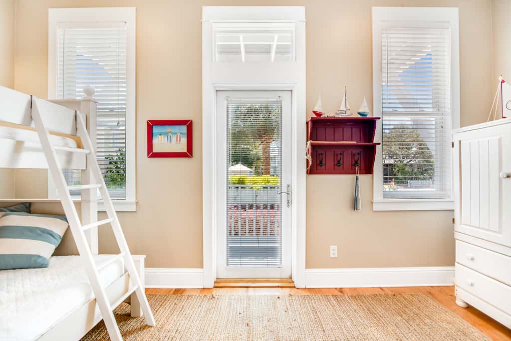 Beautiful, dog-friendly home with shared pools & complimentary beach chairs