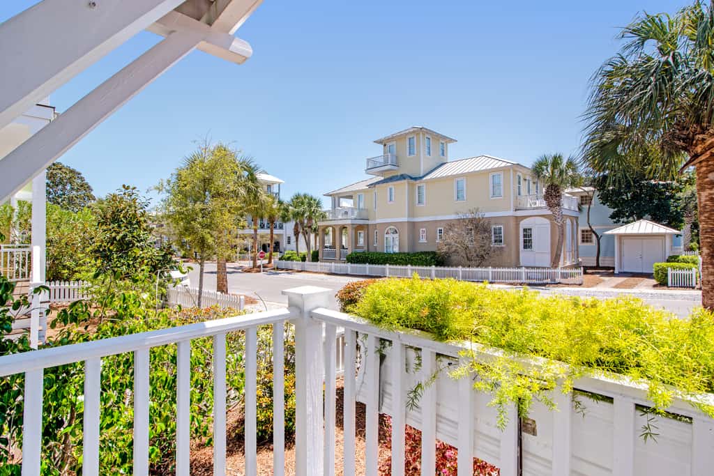 Beautiful, dog-friendly home with shared pools & complimentary beach chairs