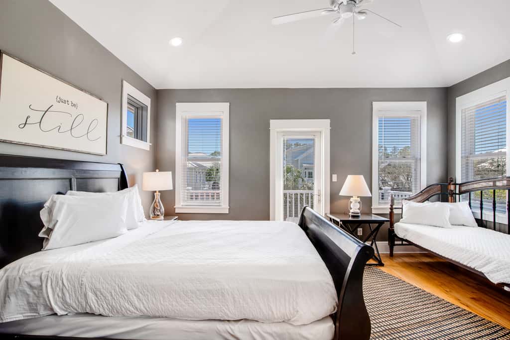 Beautiful, dog-friendly home with shared pools & complimentary beach chairs