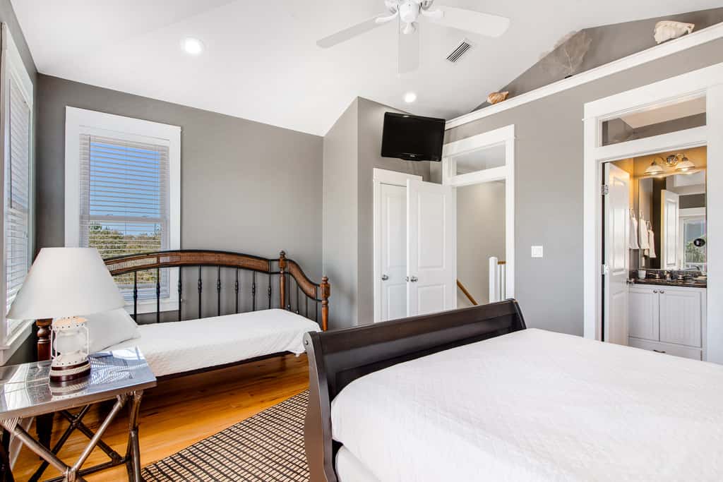 Beautiful, dog-friendly home with shared pools & complimentary beach chairs