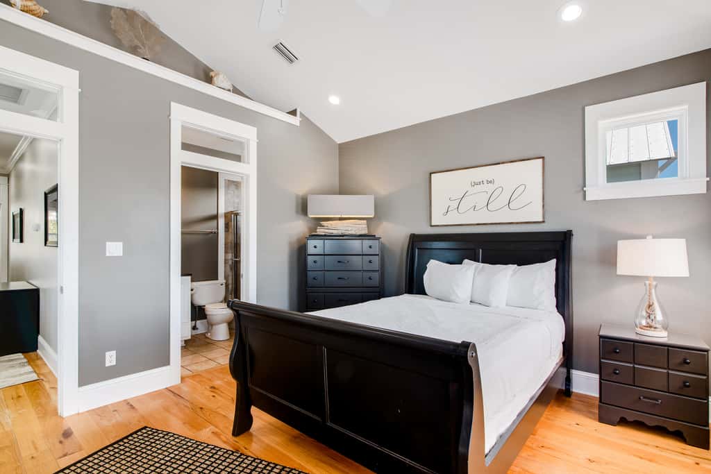 Beautiful, dog-friendly home with shared pools & complimentary beach chairs