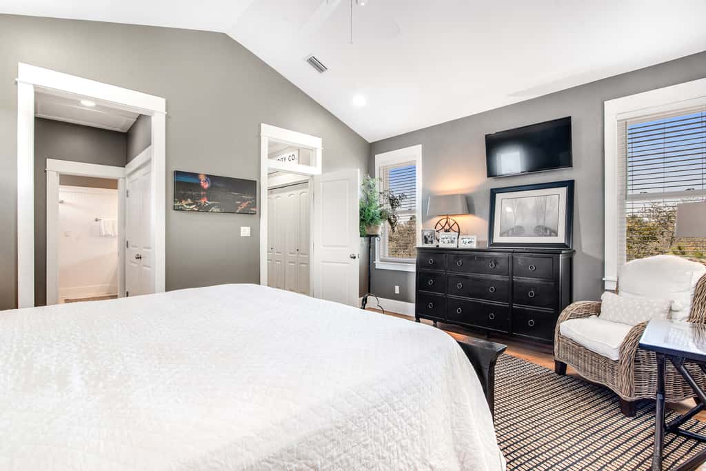 Beautiful, dog-friendly home with shared pools & complimentary beach chairs