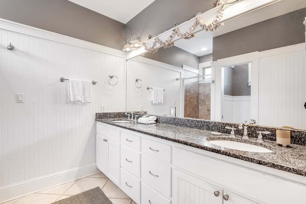 Beautiful, dog-friendly home with shared pools & complimentary beach chairs