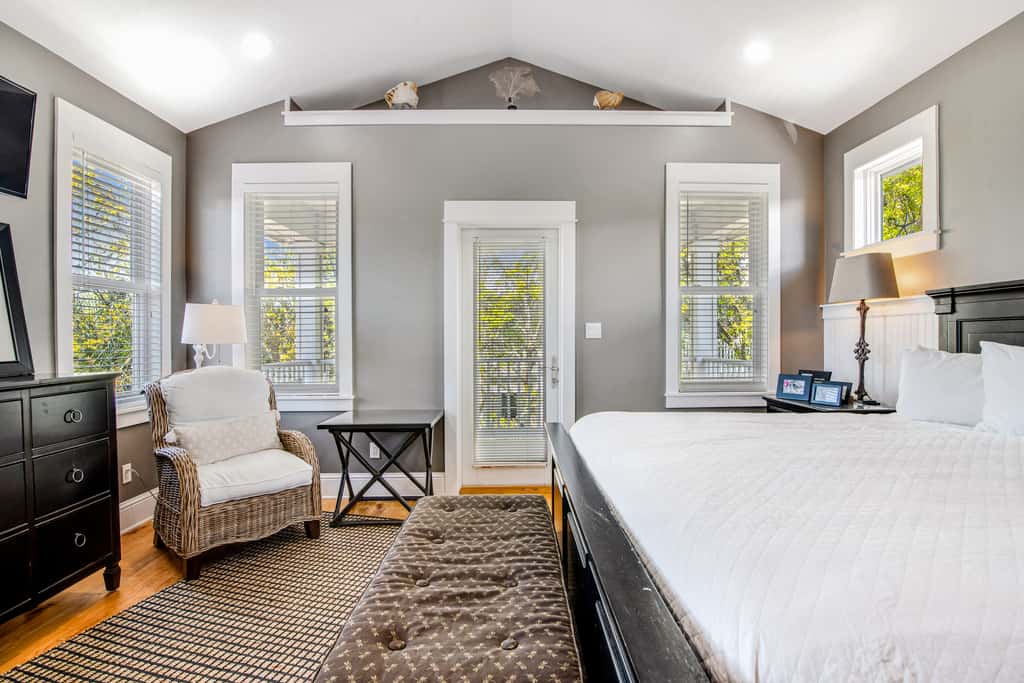 Beautiful, dog-friendly home with shared pools & complimentary beach chairs