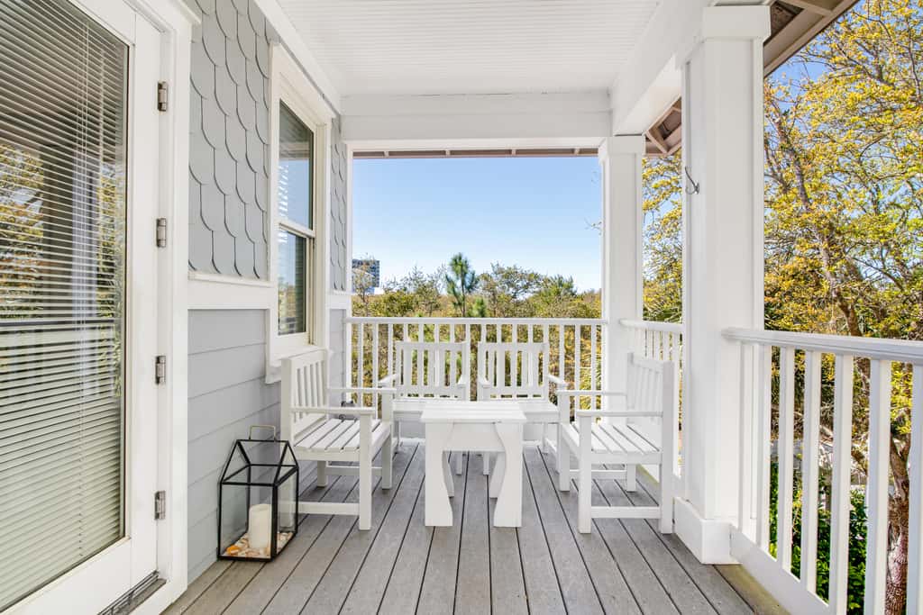 Beautiful, dog-friendly home with shared pools & complimentary beach chairs