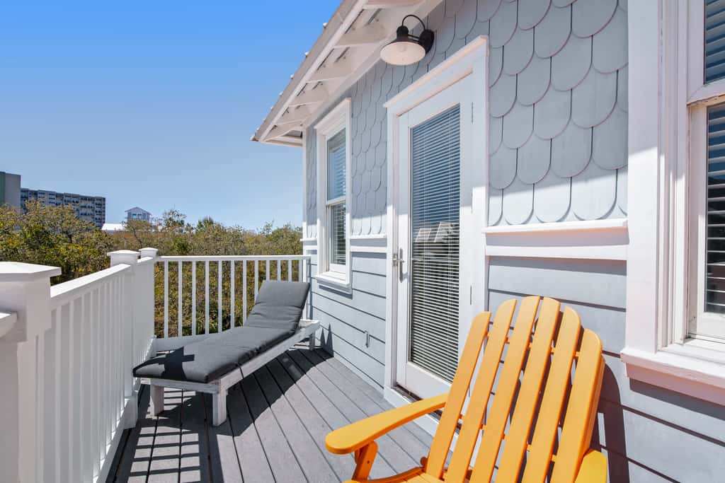 Beautiful, dog-friendly home with shared pools & complimentary beach chairs