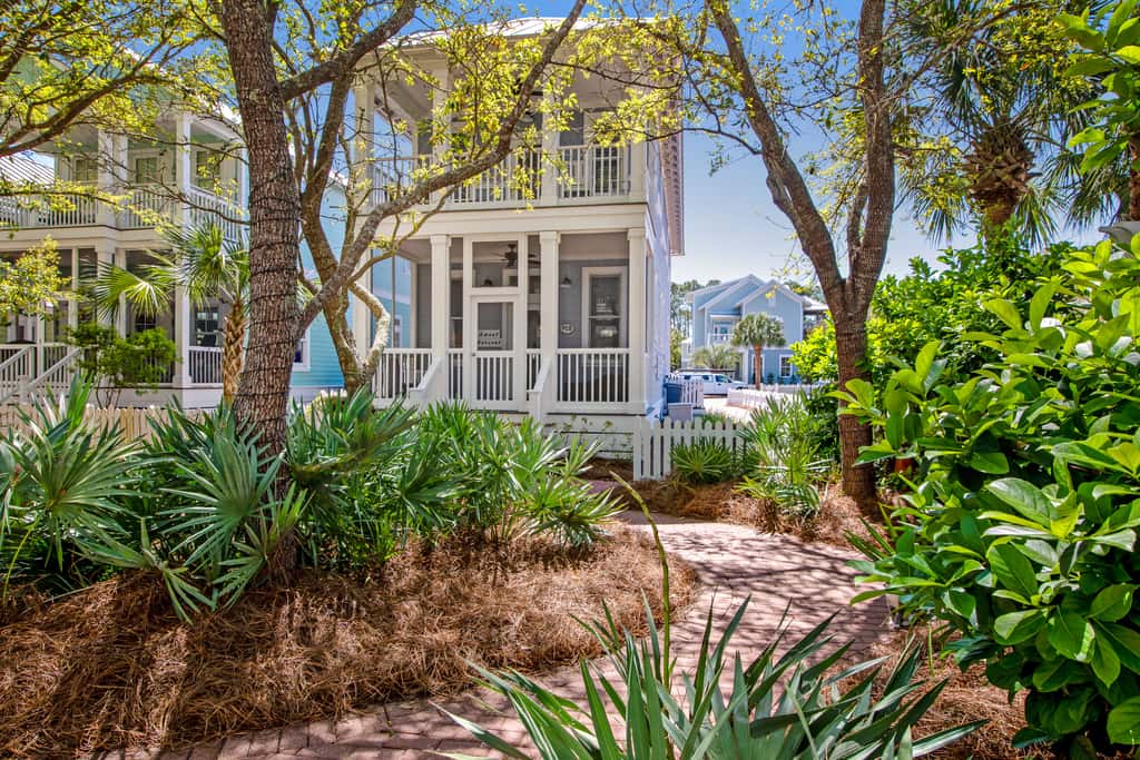 Beautiful, dog-friendly home with shared pools & complimentary beach chairs