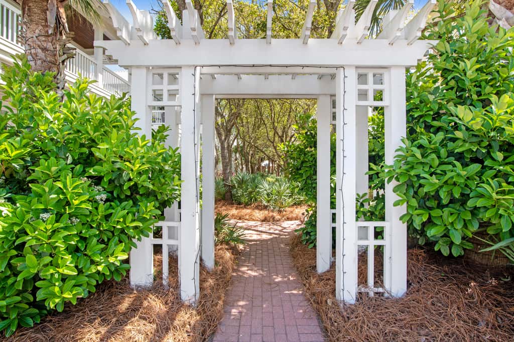 Beautiful, dog-friendly home with shared pools & complimentary beach chairs