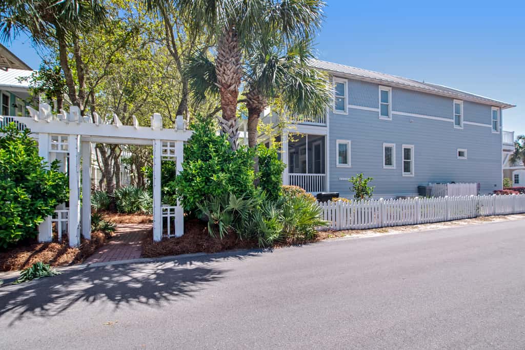 Beautiful, dog-friendly home with shared pools & complimentary beach chairs