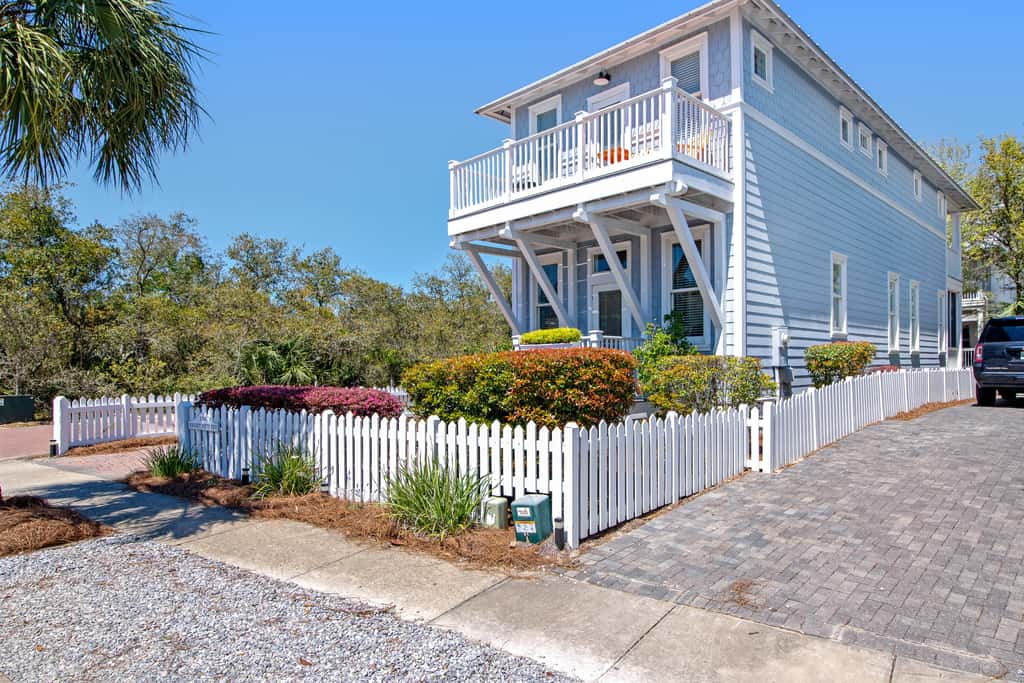 Beautiful, dog-friendly home with shared pools & complimentary beach chairs
