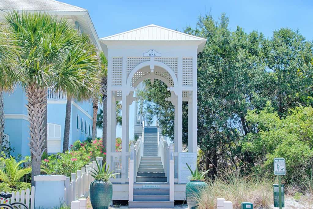 Beautiful, dog-friendly home with shared pools & complimentary beach chairs