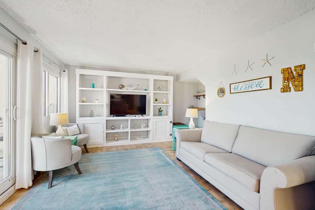 Spectacular beachfront condo with great amenities, shared pool & beach access