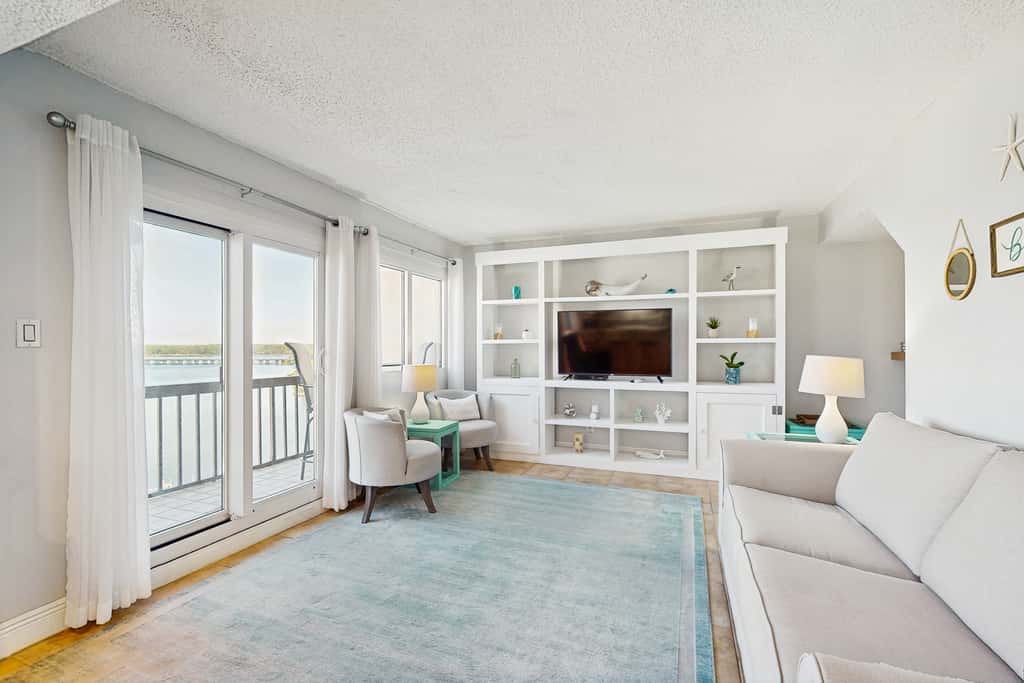 Spectacular beachfront condo with great amenities, shared pool & beach access