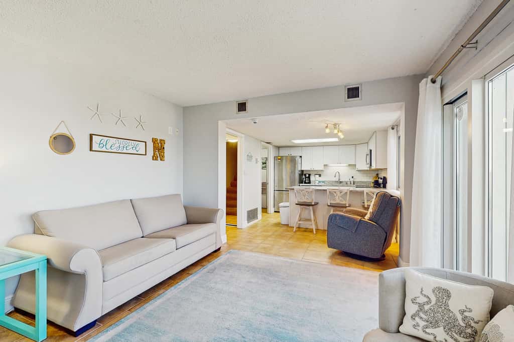 Spectacular beachfront condo with great amenities, shared pool & beach access