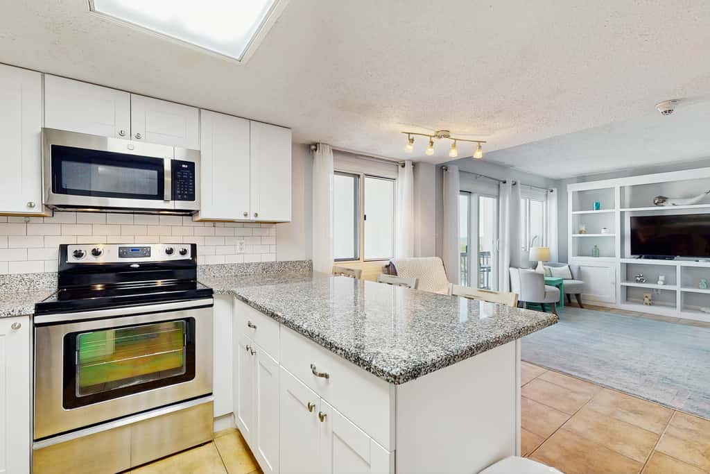Spectacular beachfront condo with great amenities, shared pool & beach access