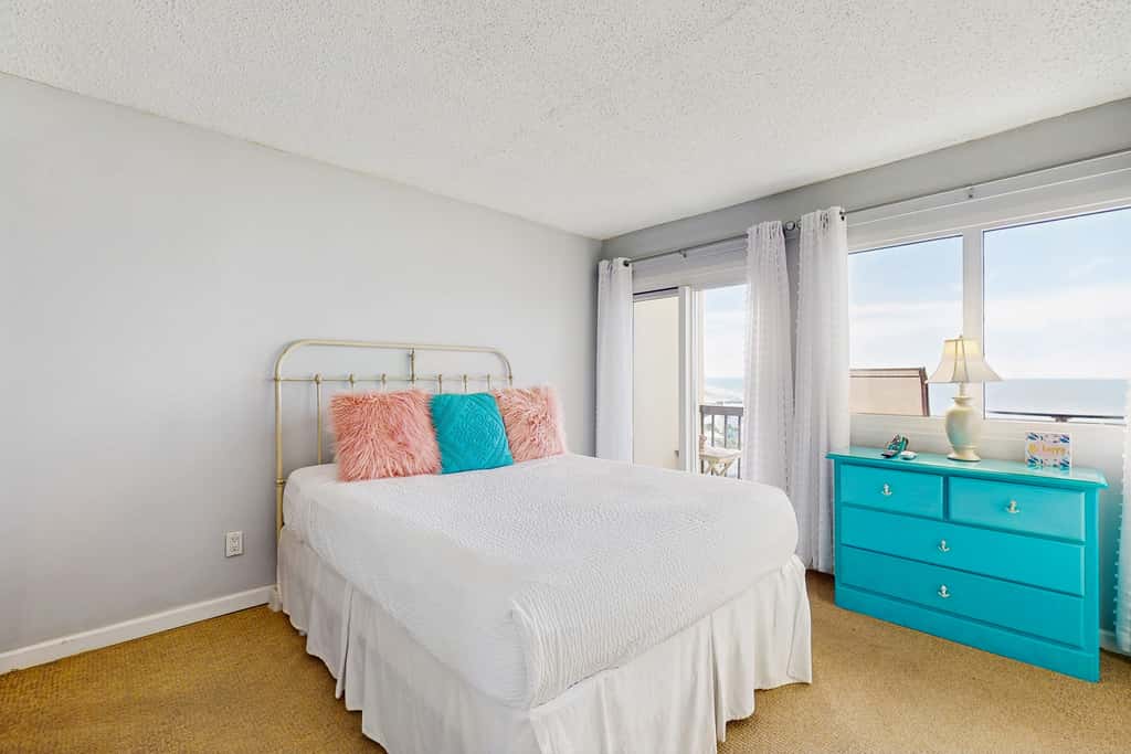 Spectacular beachfront condo with great amenities, shared pool & beach access