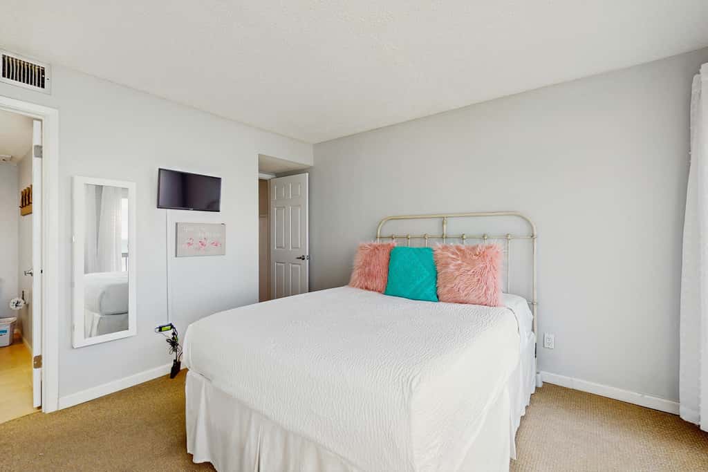 Spectacular beachfront condo with great amenities, shared pool & beach access