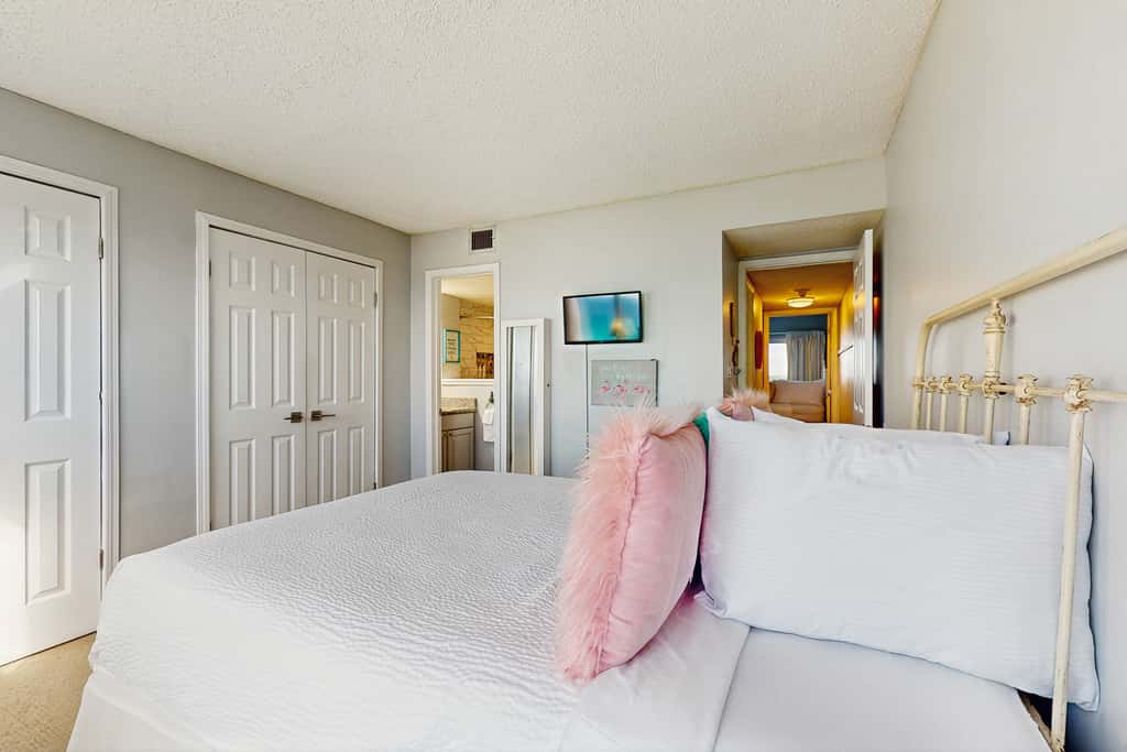 Spectacular beachfront condo with great amenities, shared pool & beach access