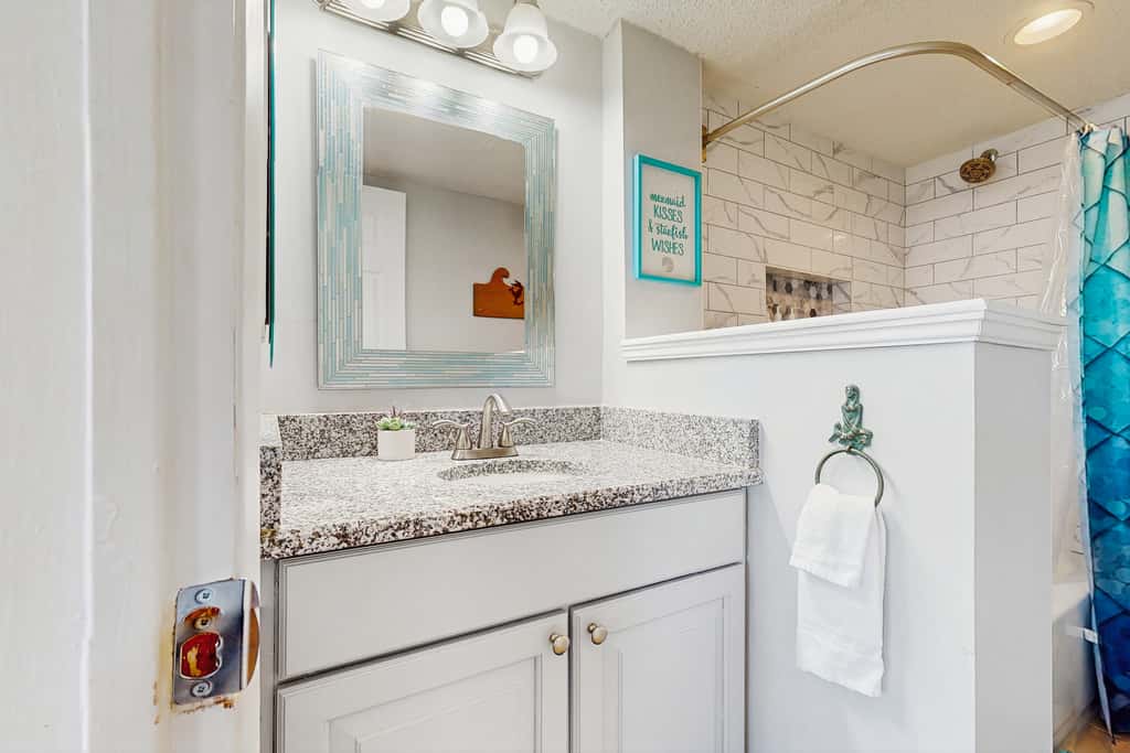 Spectacular beachfront condo with great amenities, shared pool & beach access