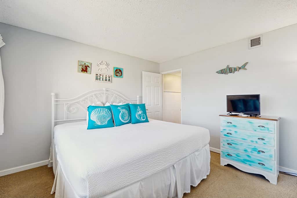 Spectacular beachfront condo with great amenities, shared pool & beach access