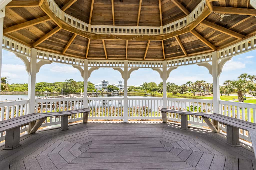 Spectacular beachfront condo with great amenities, shared pool & beach access
