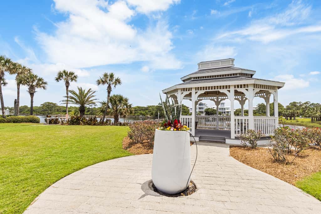 Spectacular beachfront condo with great amenities, shared pool & beach access