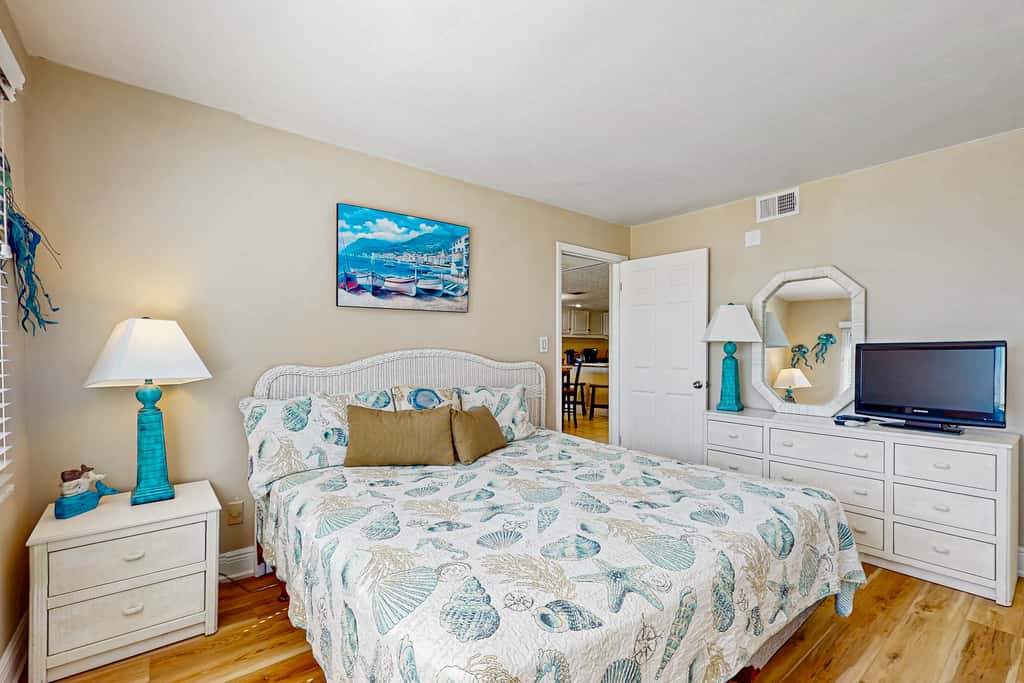 Gorgeous beachfront condo with plenty of space, shared pool & beach access
