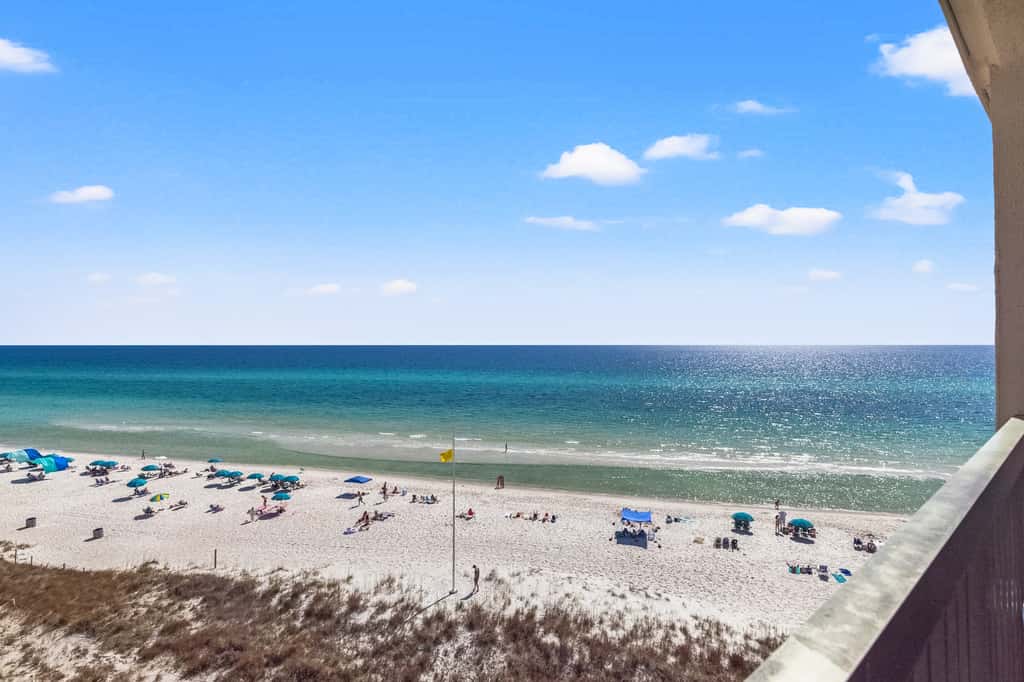 Beachview Condo with full kitchen, shared pool and beach access
