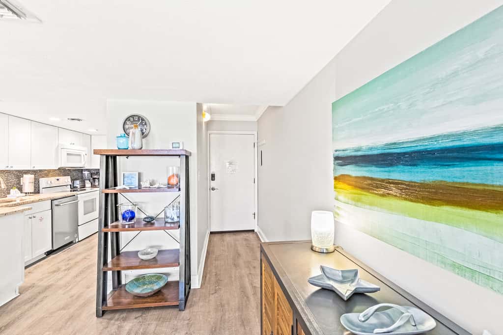 Beachview Condo with full kitchen, shared pool and beach access