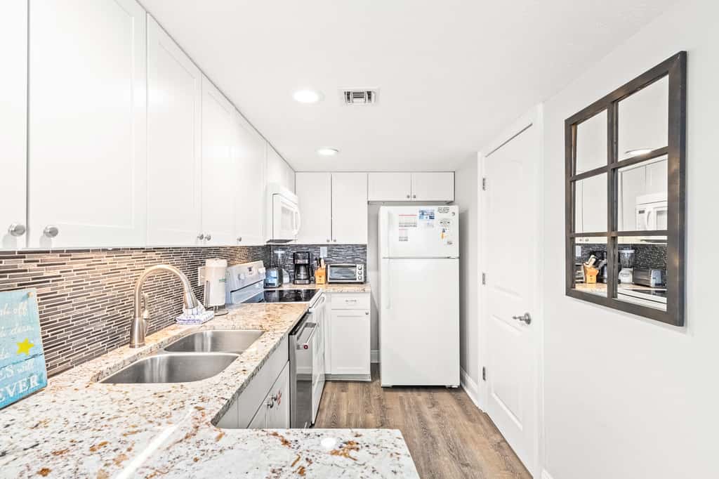 Beachview Condo with full kitchen, shared pool and beach access