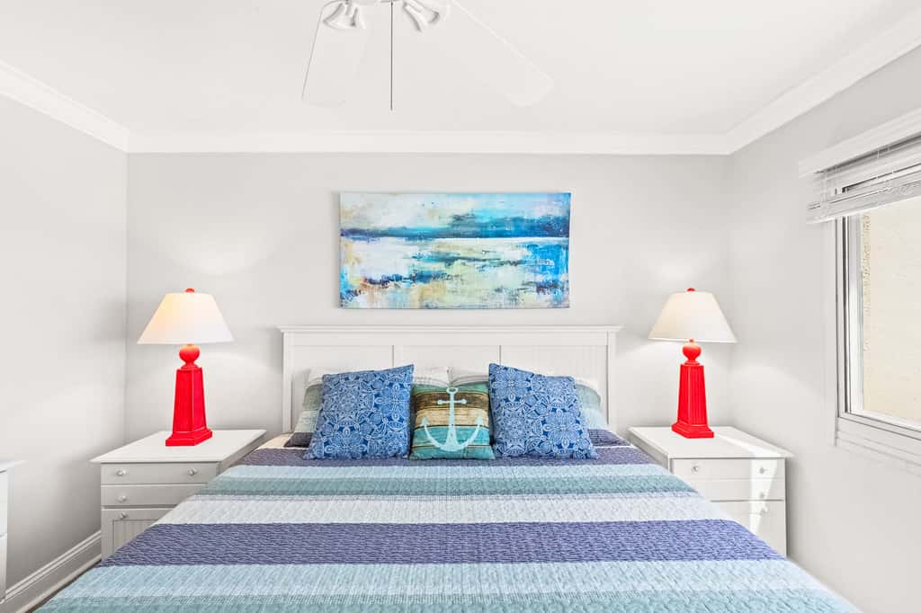 Beachview Condo with full kitchen, shared pool and beach access