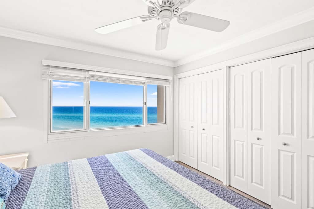 Beachview Condo with full kitchen, shared pool and beach access