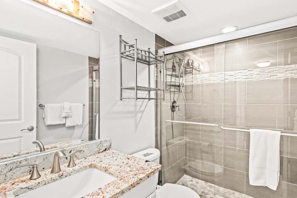 Beachview Condo with full kitchen, shared pool and beach access
