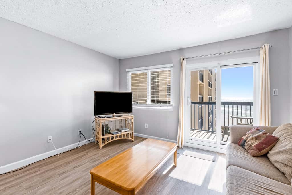 Beautiful Pinnacle Port condo with pools & basketball court right next to beach