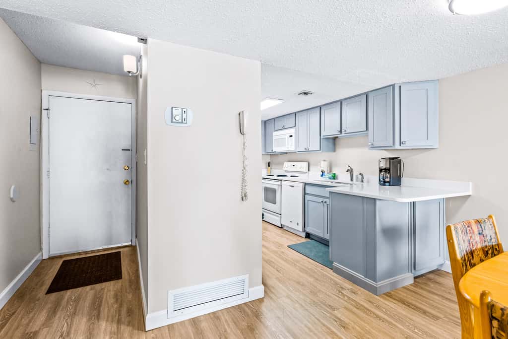Beautiful Pinnacle Port condo with pools & basketball court right next to beach