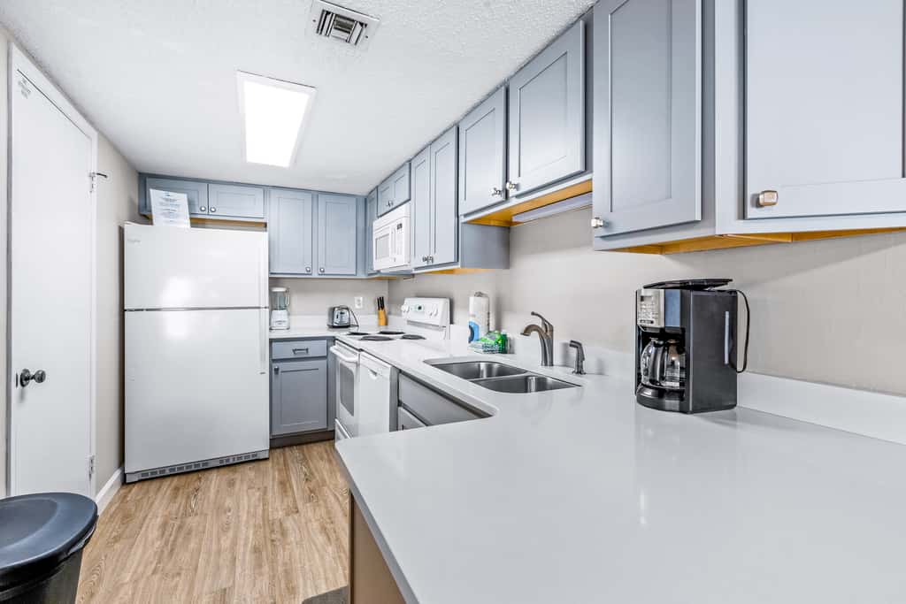 Beautiful Pinnacle Port condo with pools & basketball court right next to beach
