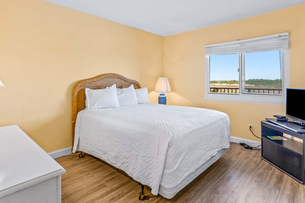 Beautiful Pinnacle Port condo with pools & basketball court right next to beach