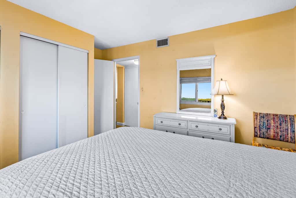 Beautiful Pinnacle Port condo with pools & basketball court right next to beach