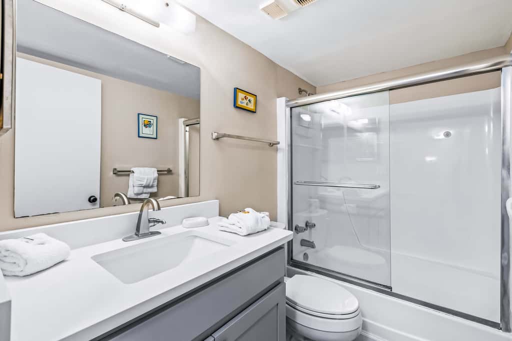Beautiful Pinnacle Port condo with pools & basketball court right next to beach