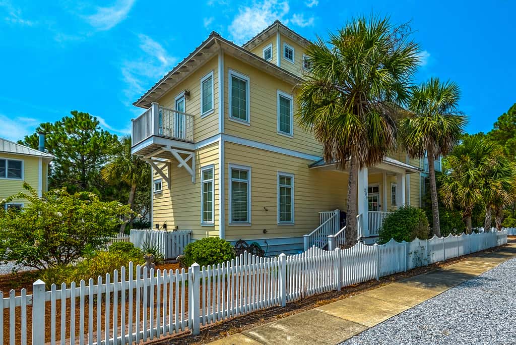 Invitingly Warm 4-Bedroom - Gated Community - Seasonal Beach Service Included