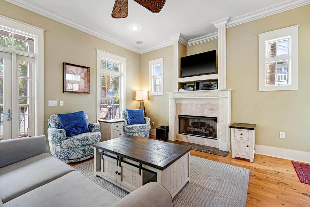 Invitingly Warm 4-Bedroom - Gated Community - Seasonal Beach Service Included