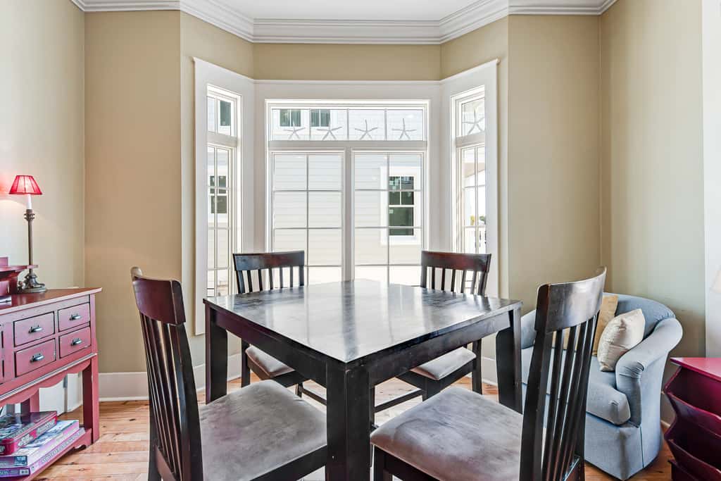 Invitingly Warm 4-Bedroom - Gated Community - Seasonal Beach Service Included