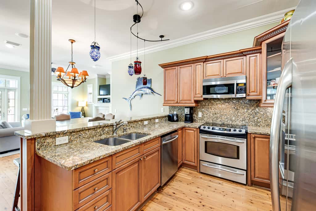 Invitingly Warm 4-Bedroom - Gated Community - Seasonal Beach Service Included