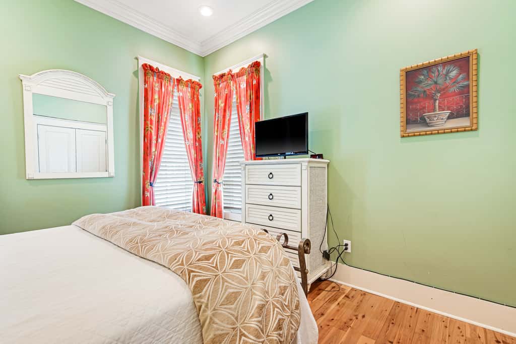 Invitingly Warm 4-Bedroom - Gated Community - Seasonal Beach Service Included