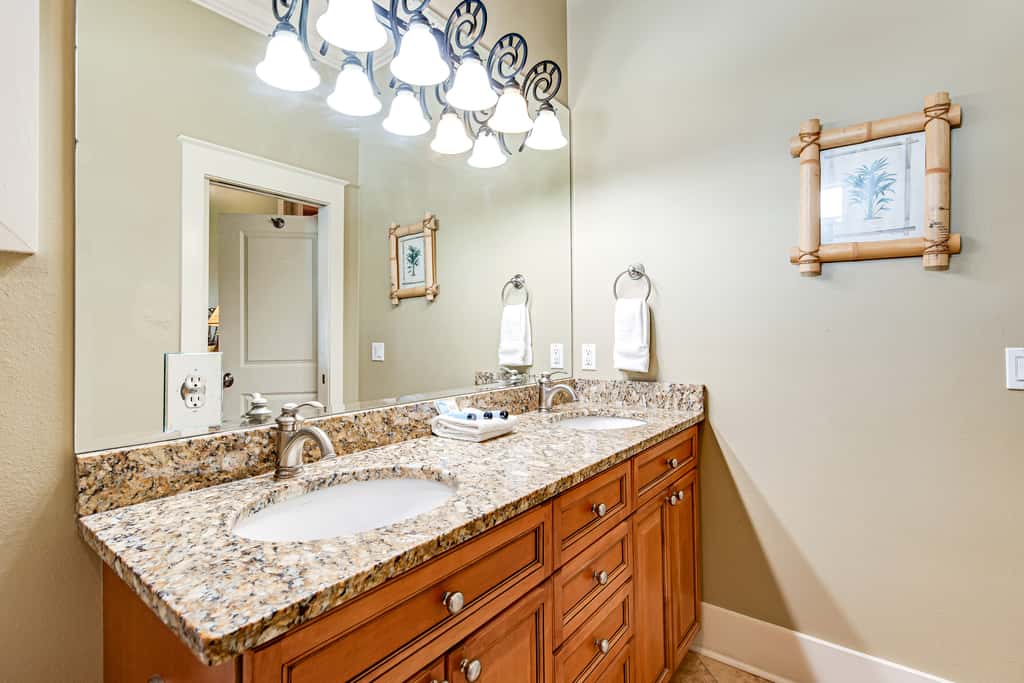 Invitingly Warm 4-Bedroom - Gated Community - Seasonal Beach Service Included