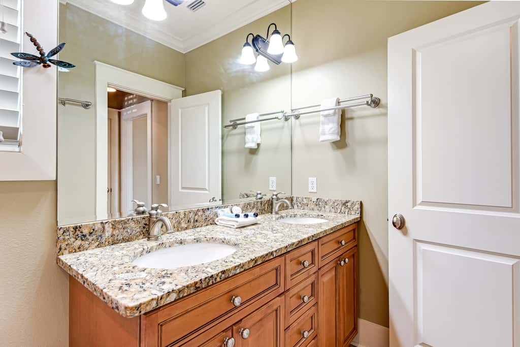 Invitingly Warm 4-Bedroom - Gated Community - Seasonal Beach Service Included