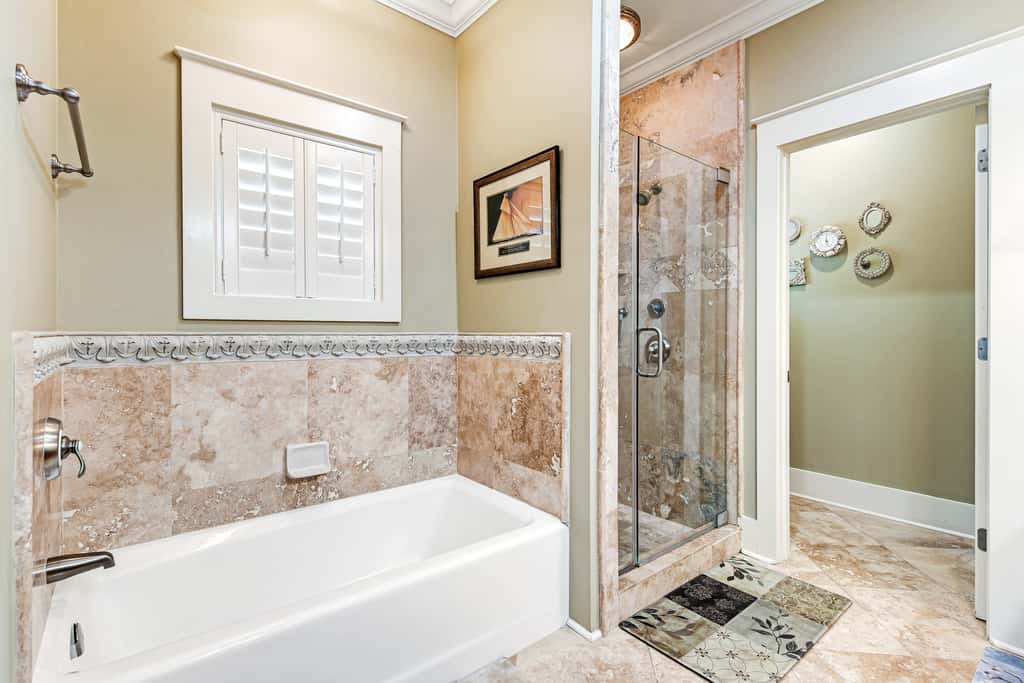 Invitingly Warm 4-Bedroom - Gated Community - Seasonal Beach Service Included