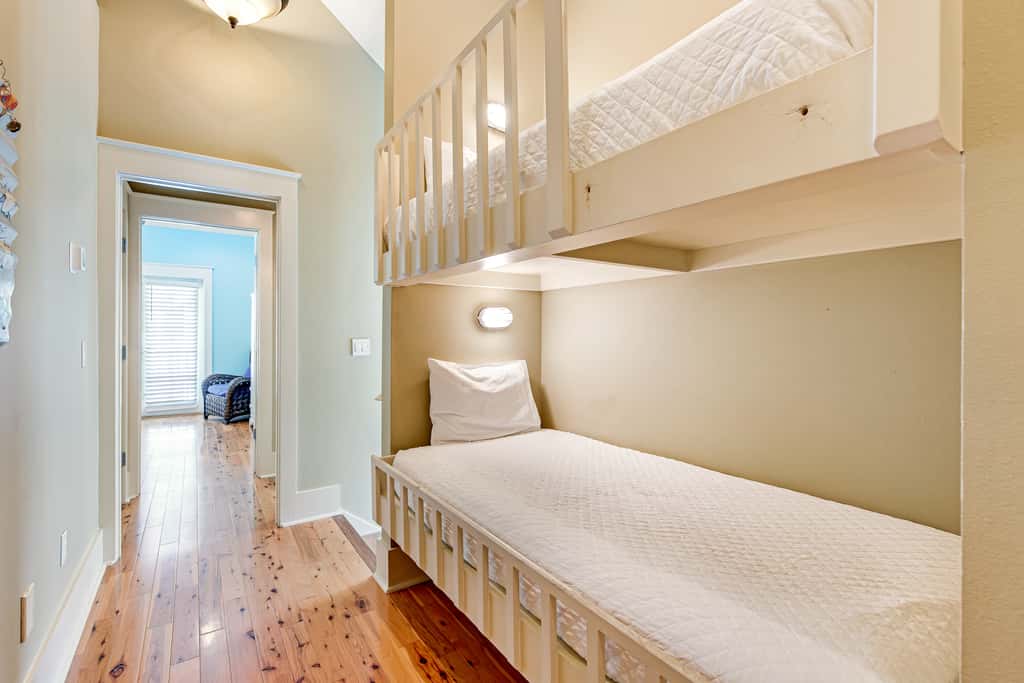 Invitingly Warm 4-Bedroom - Gated Community - Seasonal Beach Service Included